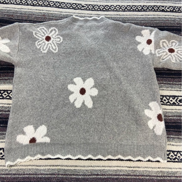 Gray Floral V-Neck Scalloped Sweater Volup Plus Size 4X/5X - Picture 5 of 8